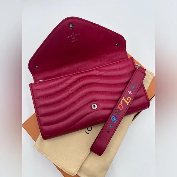 LOUIS VUITTON New Wave Long Wallet/Wristlet
Quilted Leather Rouge - Picture 12 of 16